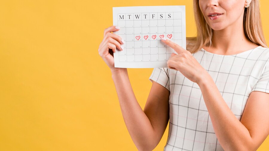 A woman holds a calendar with consecutive days marked by red hearts, symbolizing a texas child custody schedule, against a yellow background.